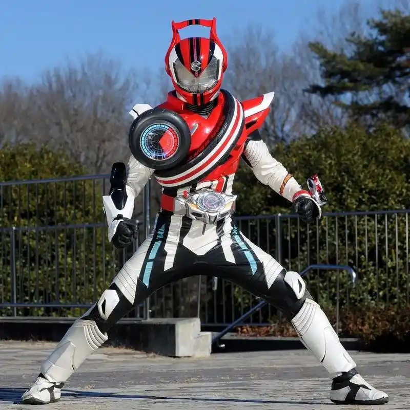 平成第十六位骑士驰骑及副骑(个人喜欢)封面假面骑士驰骑,图二驰骑