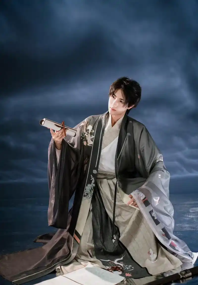 有一种时尚叫"男生穿汉服",本以为会"娘",结果却被帅到了