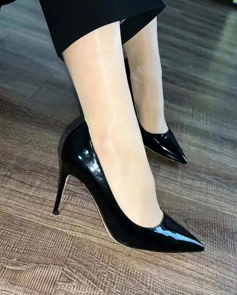 肉丝黑色高跟鞋真的是标配吗?搭配起来真的超级好 看,你们觉得呢?