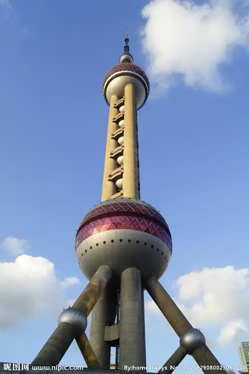 蓝天白云下的东方明珠图片