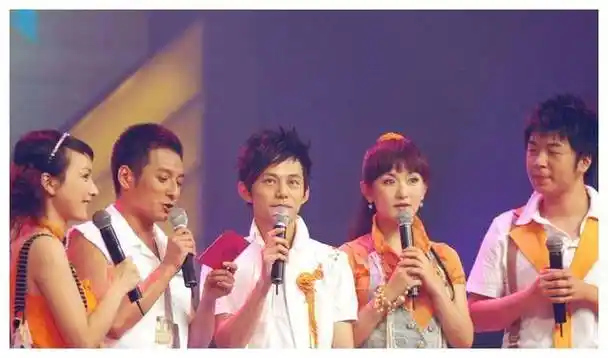 李湘复出双下巴明显,搭档李维嘉直播带货,快乐家族全员回归芒果