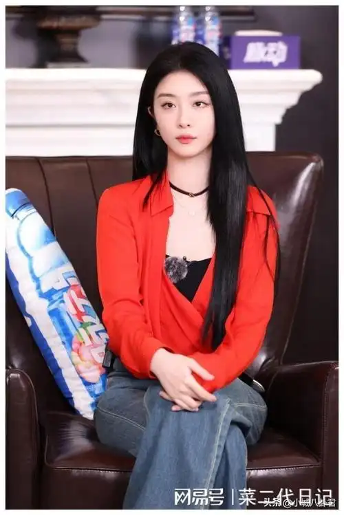 女星混娱乐圈有多惨,被占便宜,也只能一边阻挡一边陪笑|周韦彤|王珞丹