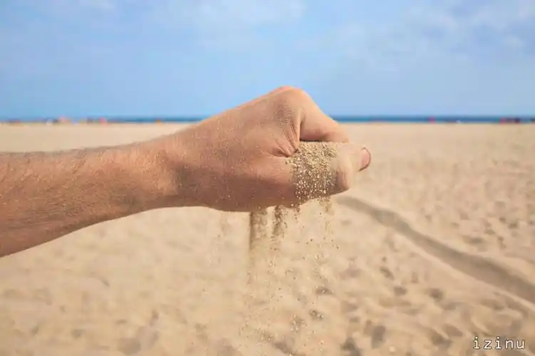 手,一个人,横图,室外,特写,白天,度假,西班牙,巴塞罗那,沙子,拿着