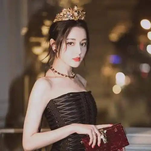 42岁阿姨整容成迪丽热巴,仅仅花了半个月,网友看到照片后愣住_佟丽娅