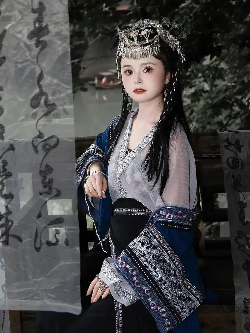 苗疆蛊女.来凤凰古城趴 看看传说中的苗疆蛊女 #凤凰古城旅拍 - 抖音