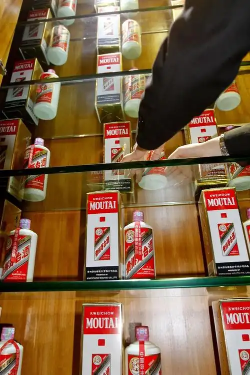 6贵州茅台酒厂(集团)有限责任公司工作人员在江苏南通兴东机场装运