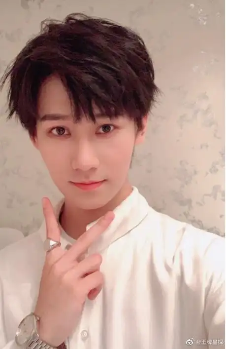 穿中戏校服的张真源