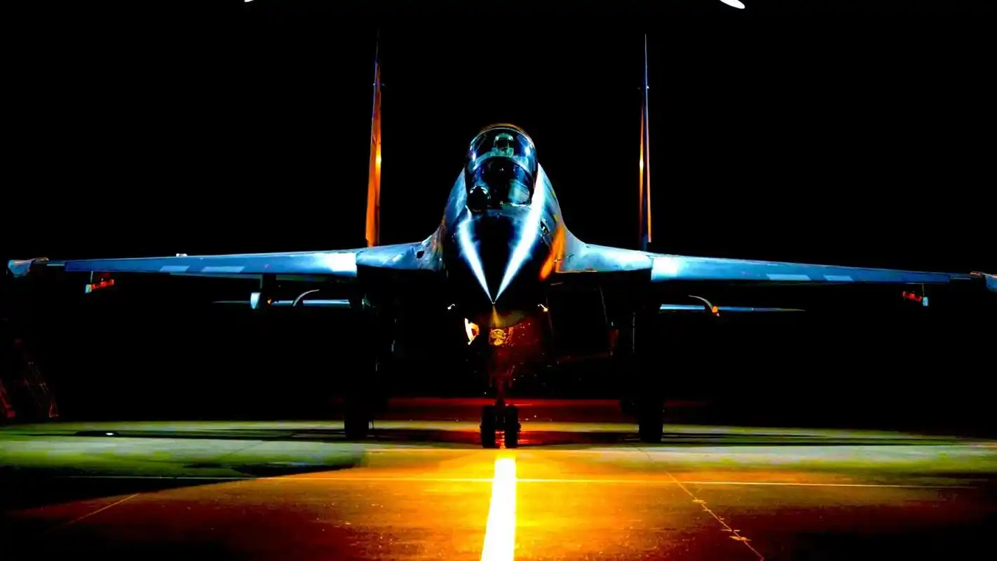 歼16桌面壁纸.歼16 ‖ 潜龙可惧,代号"潜龙",第四代重 - 抖音