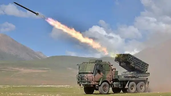 1次齐射40发火箭弹仅需30秒 射程50公里 误差小