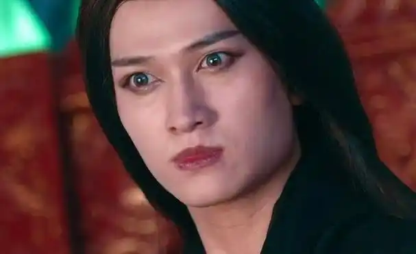 那黑粗锋利的长眉,全包眼线浓黑到不行,还心呛