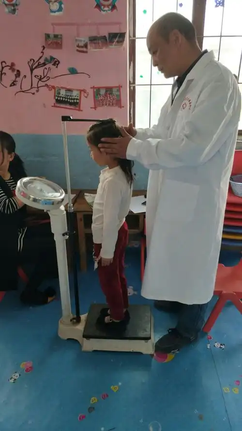 感谢王海增医生为天井沟幼儿园小朋友测量体重和身高