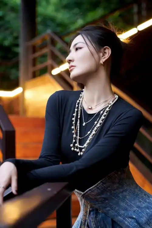 徐璐新写真五官精致抗打个性穿搭时尚减龄