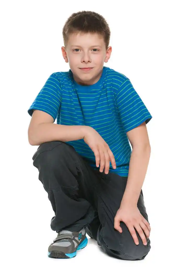 英俊的男孩坐在地板上