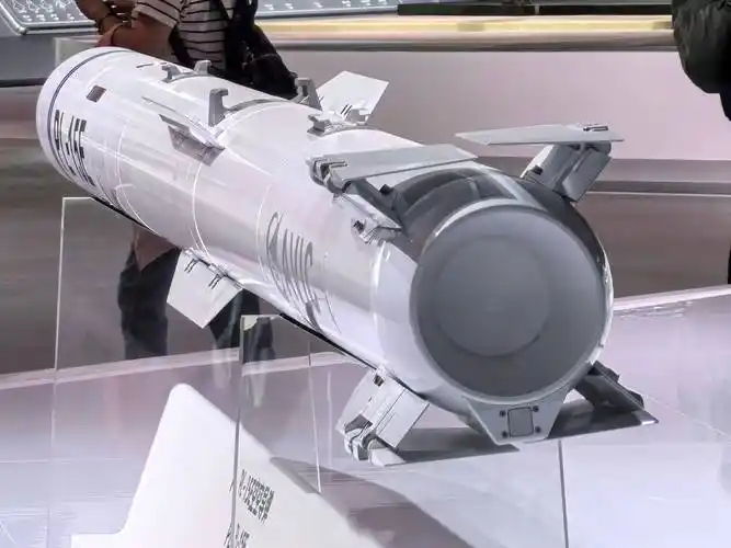 霹雳-15升级版现身,拥有双脉冲火箭发动机,抗干扰能力强