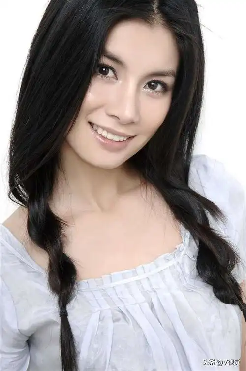 亿舒徐靓斓 在 《雪地娘子军》中饰 许淑贤.