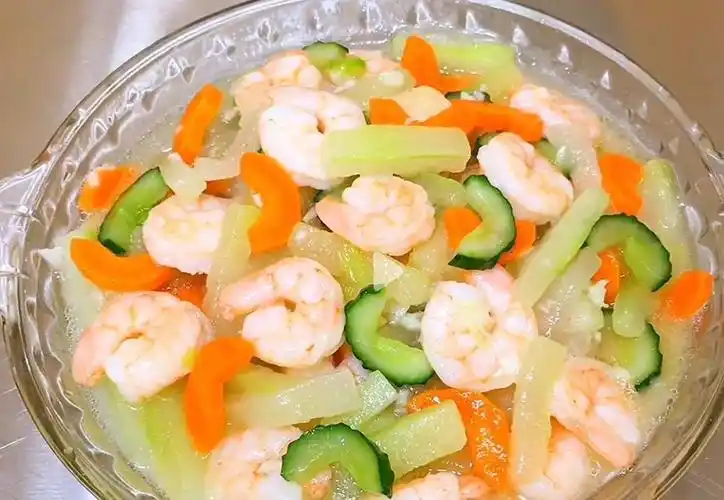 虾仁,胡萝卜,黄瓜,胡椒粉,盐和鸡精,淀粉水冬瓜炒虾仁的69做法69
