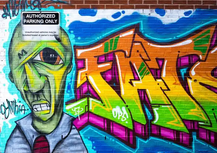 到了21世纪,许多年轻人把涂鸦与时尚的嘻哈元素