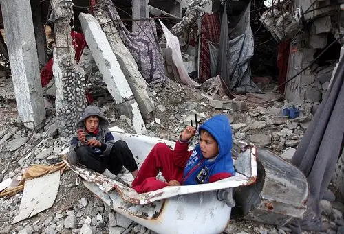 901《战争里的儿童》作者:张涵(枫叶下的玫瑰诵读201904132010)