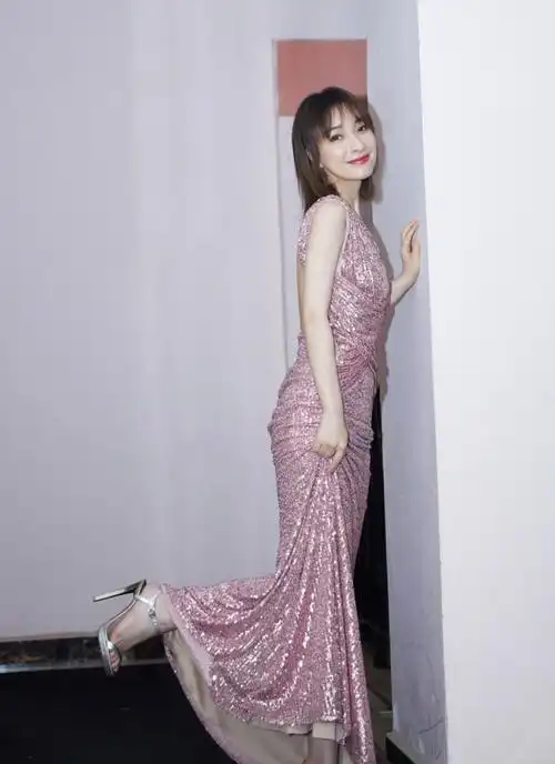 搭配银色高跟鞋,尽显光彩照人的气质,吴昕这次美得不要不要的!