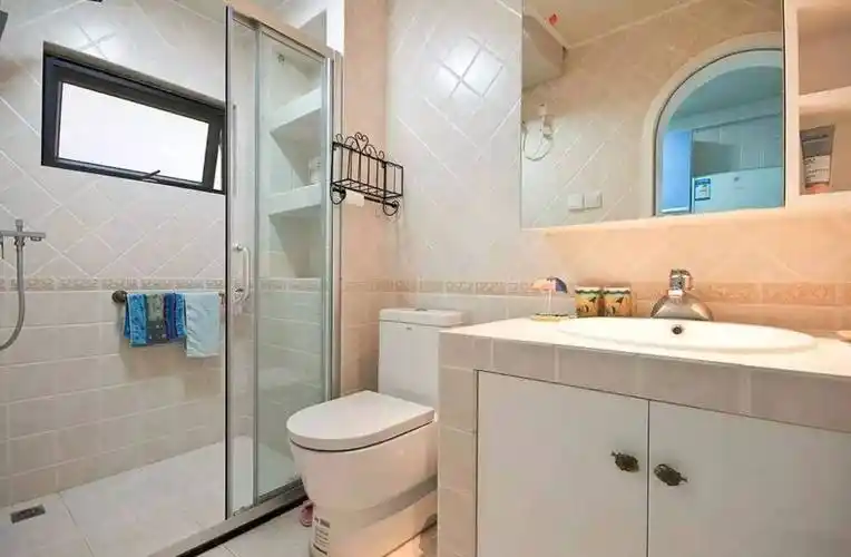 有些向外开的平开门,淋浴完后开门容易把水滴到干区;浴室推拉门的好处