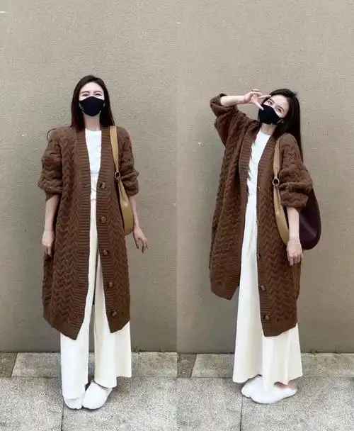 女人们,入冬后毛衣尽量别单穿,今年流行这样搭,体面时髦又耐看