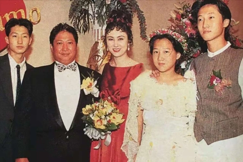 面色红润打扮气质,离婚29年仍单身|曹恩玉|洪金宝|前妻_新浪新闻