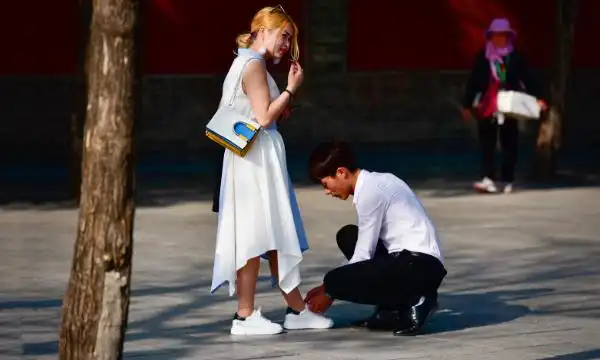 女生眼中很浪漫,但在大庭广众之下给女票弯腰系鞋带,会让男生多多少少