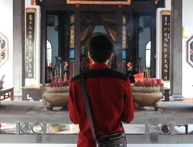 为了祈福到处求佛拜菩萨,其实我们身边就有现成的活菩萨,要珍惜