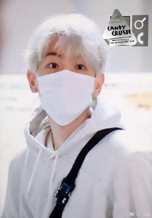 边伯贤白发#造型现身机场,好有少年感啊,真的是颜好什么发色都能hldd