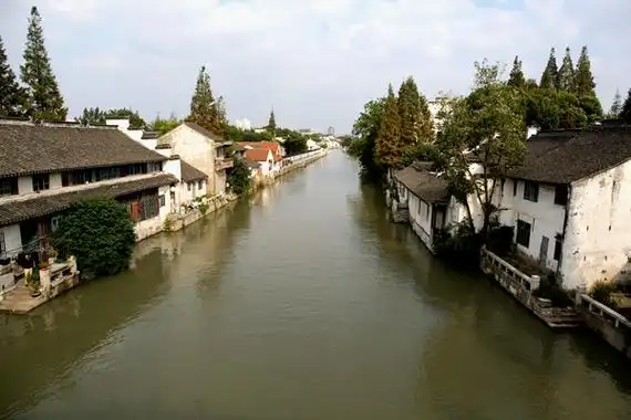 秀南街云集了众多清代和民国时间的老民宅,如张氏宅,杜氏宅,唐氏宅