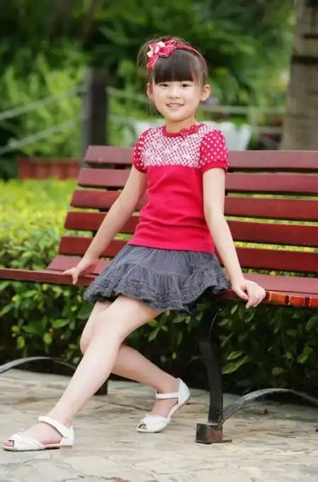 谁有11——14岁女孩赤脚穿凉鞋或赤脚的照片.