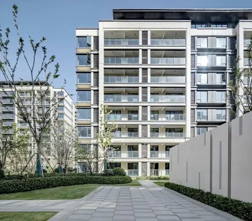 住宅立面采用"去风格化"的设计手法, 强调横向线条的展开,形成优雅和