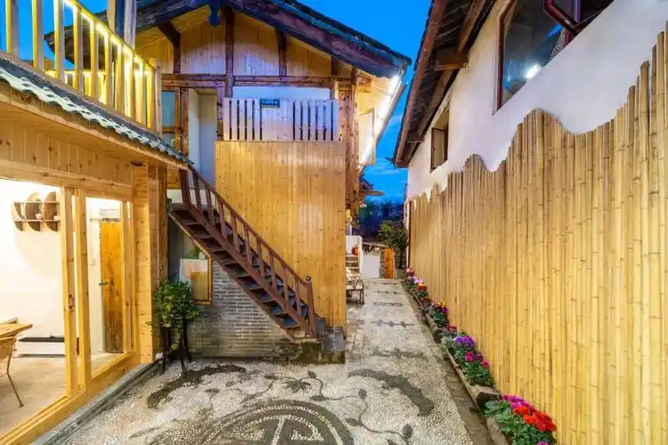 丽江古城内近四方街 8间房小院诚心转让 价格可谈,丽江古城光义街大研