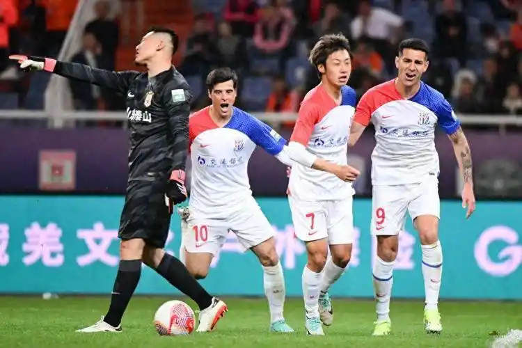 中超联赛申花30泰山三连胜特谢拉双响徐皓扬世界波登顶