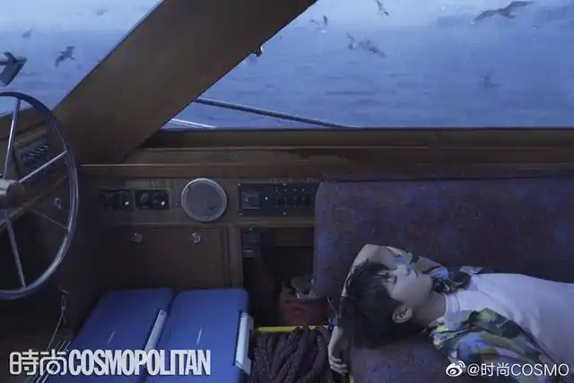 tfboys新闻191223王俊凯平躺图对比四季轮回少年依旧