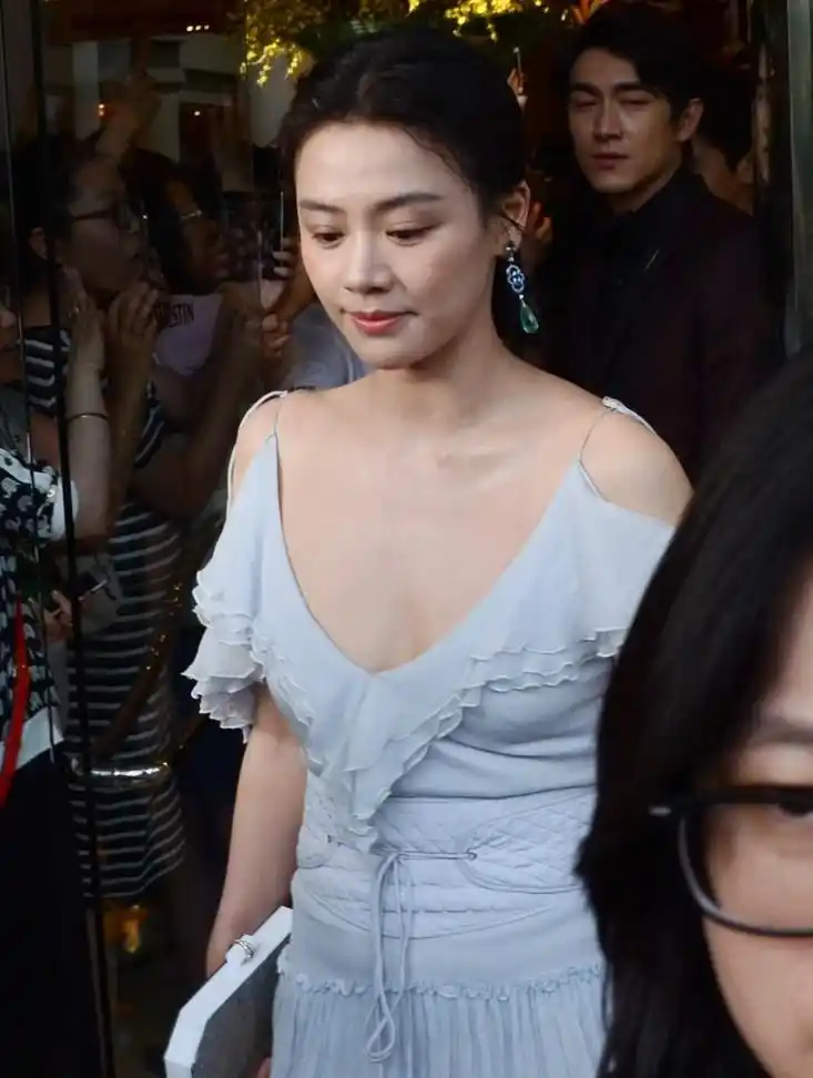 马思纯穿低胸礼服展露性感身材 网友:吊带显得更加虎背熊腰