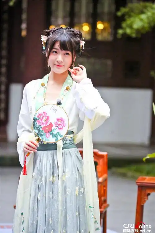 我们来了众女神演绎团扇美人组图