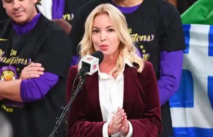 湖人女老板近照曝光!