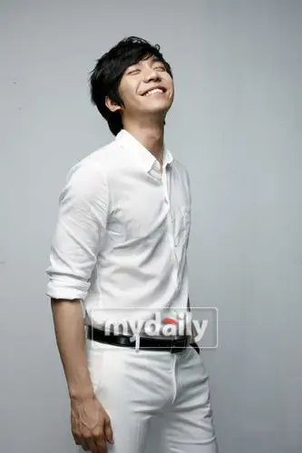 组图:李胜基拍摄冰箱广告 爽朗微笑干净利落