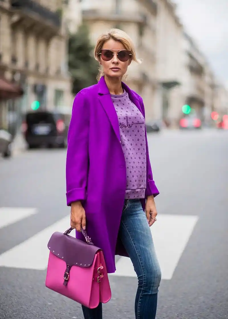 紫色和卡其色是冷暖搭配,具有对比度,可以搭配出独特而吸引眼球的效果