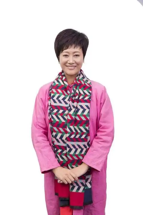 64岁王丽云真会穿!黑裙白裤配橘鞋,梳"奶奶头"端庄大气还时尚