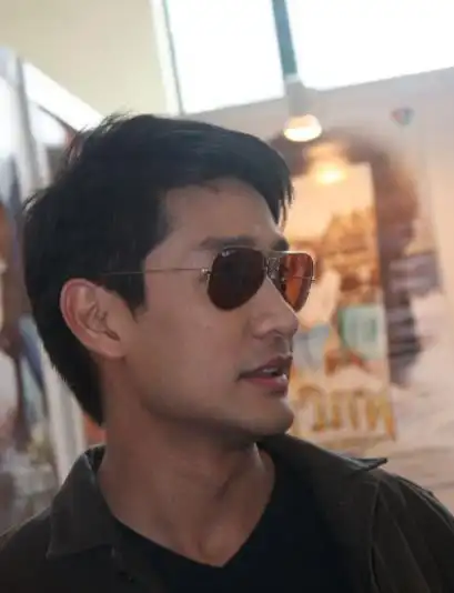 泰国男星pong一个经济学的硕士却成为影视界的宠儿