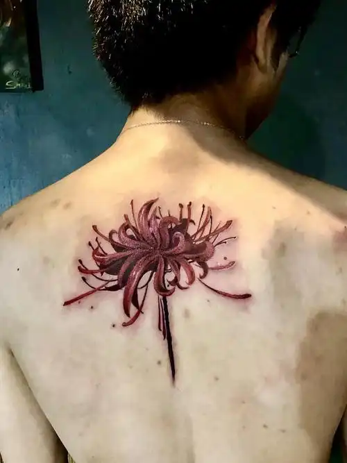 后背彼岸花纹身