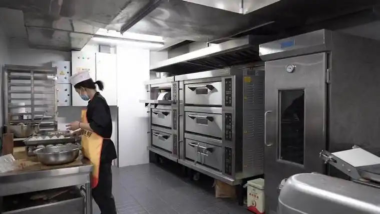 面点间制作早餐.