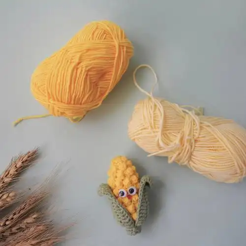 减了针数做了一只小玉米,叶子有点儿大了,但还是很可爱啊～#手工编织