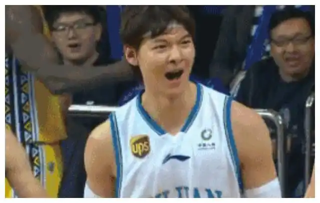 王哲林名场面再现,对裁判是口吐芬芳十分不满