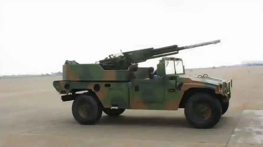 新式pcp001型82毫米车载速射迫击炮实现打了就跑跑了再打