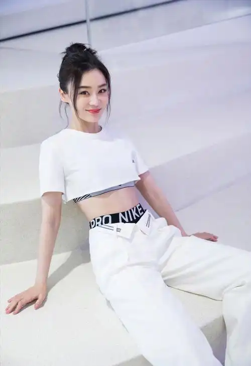 马甲线女神袁姗姗,穿白色露脐运动装大秀小蛮腰,效果好惊艳