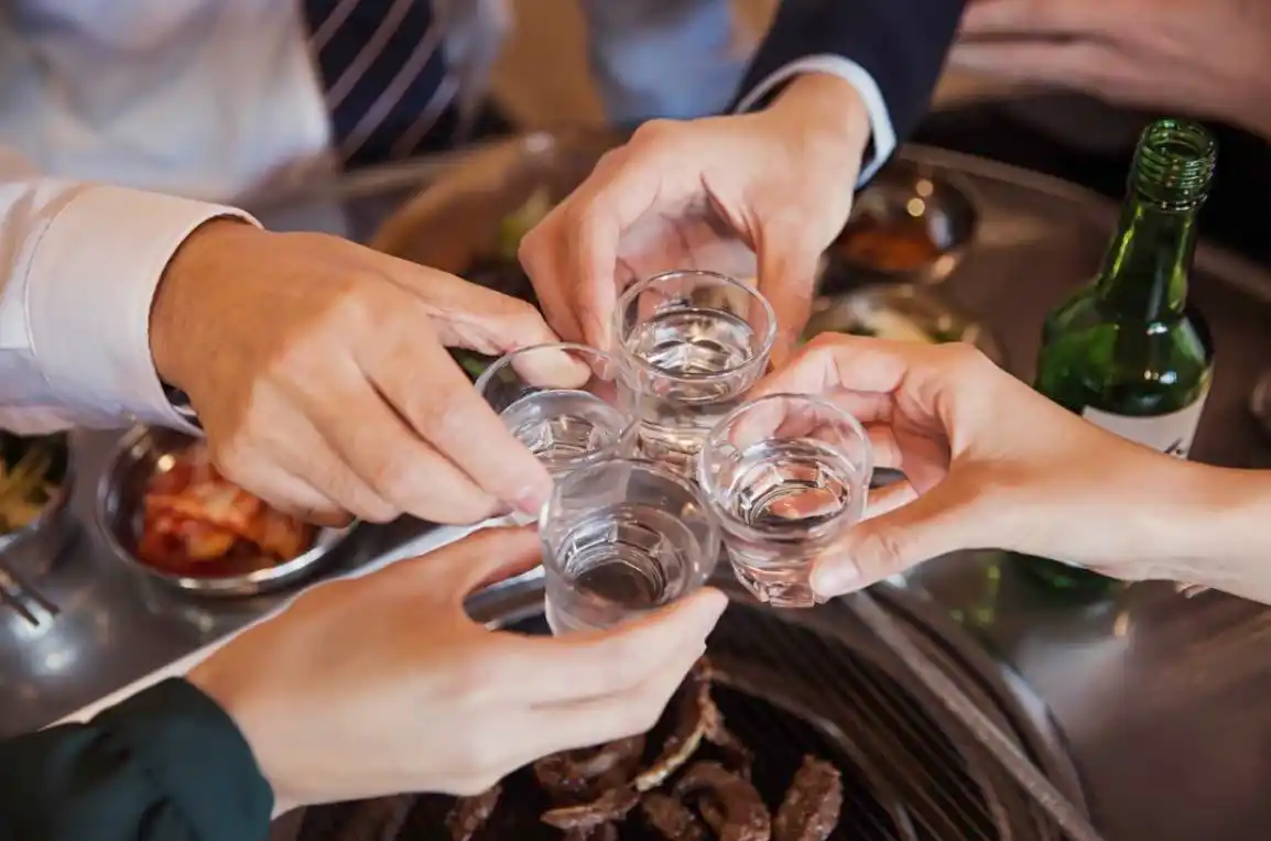 一沾酒就脸红的人,生意场上天生弱势?4个技巧让你驰骋酒场