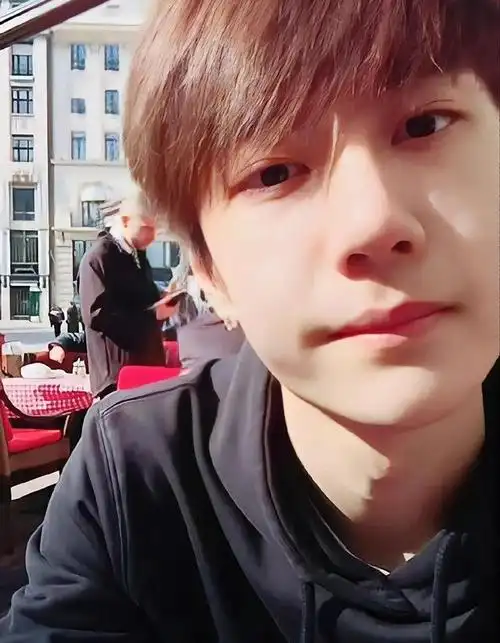 240214 王一博自拍引发粉丝热烈互动,爱意满满点亮社交平台